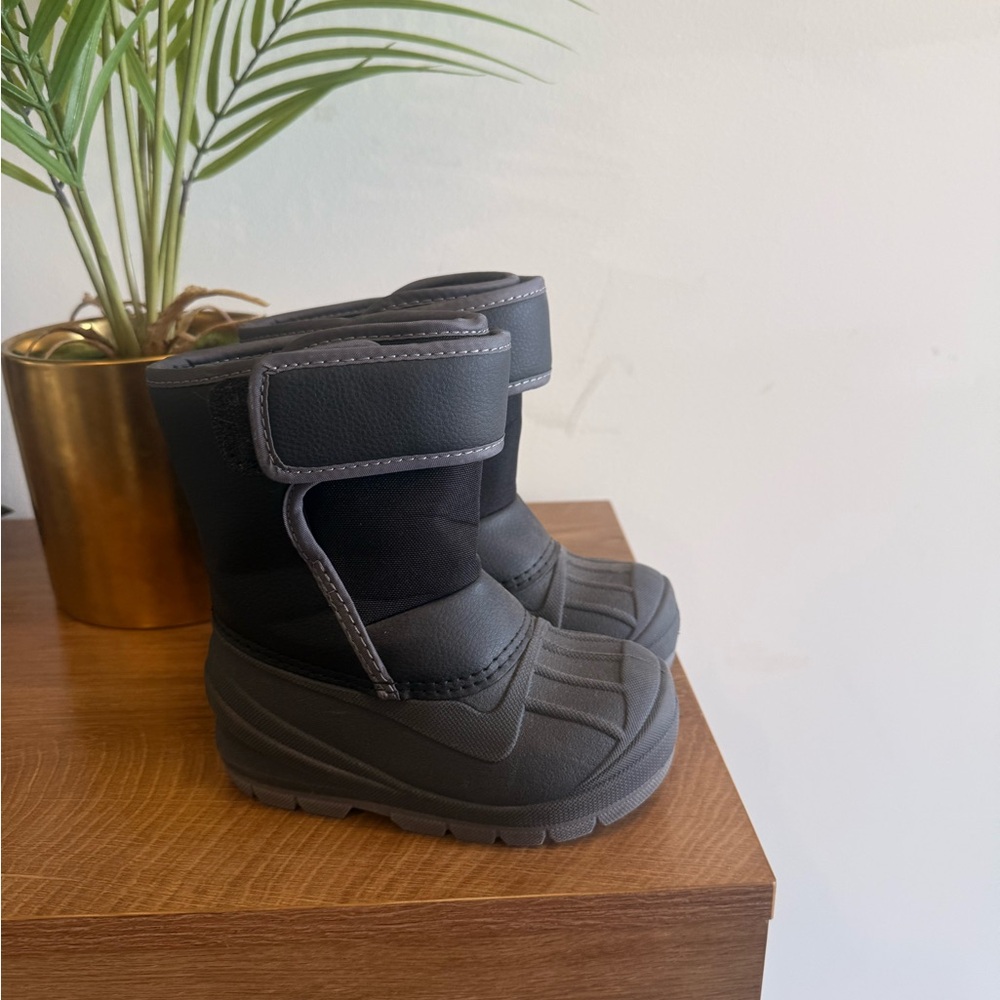 Cat & Jack Black and Gray Kids Snow Boots 7C